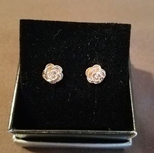 Flower shaped stud size earrings
